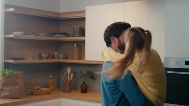Caucasiano Adorável Pai Nariz Beijo Tocando Narizes Rodopiando Girar Pouco — Vídeo de Stock
