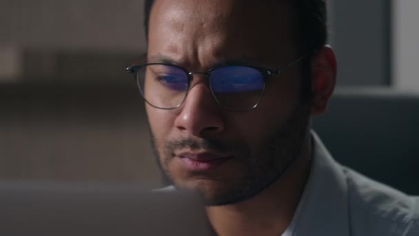 眼鏡で忙しいインド人男性アラビア人ビジネスマン頭の痛みの緊張頭痛片頭痛摩擦寺思考に苦しんでいるアメリカの雇用主は コンピュータのラップトップでビジネス上の問題解決策を熟考 — ストック動画