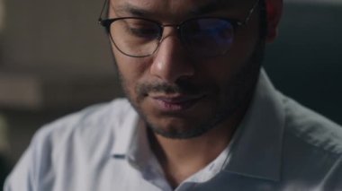 Hareket eden Hintli işadamı Amerikalı müşteri alıcısı kredi kartı numarası girdi çevrimiçi alışveriş internet üzerinden internet üzerinden alışveriş yaparak internet üzerinden ödeme yaptı.