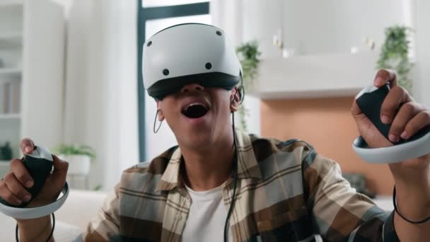 Afroamerikaner Erkundet Virtual Reality Erfahrung Hause Videospiel Wunder Erstaunt Aufgeregt — Stockvideo