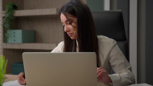 사업가인 사업가인 사업가가 노트북 컴퓨터를 가지고 공부하는 현대인 직장에서 작업을 — 비디오