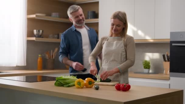 Mutfakta Orta Yaşlı Mutlu Bir Beyaz Aile Sebze Salatası Salatalık — Stok video