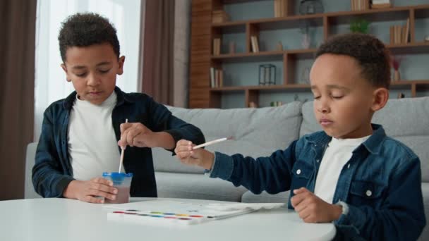 Zwei Kleine Kinder Malen Hause Zusammen Ethnische Brüder Afroamerikanische Kinder — Stockvideo