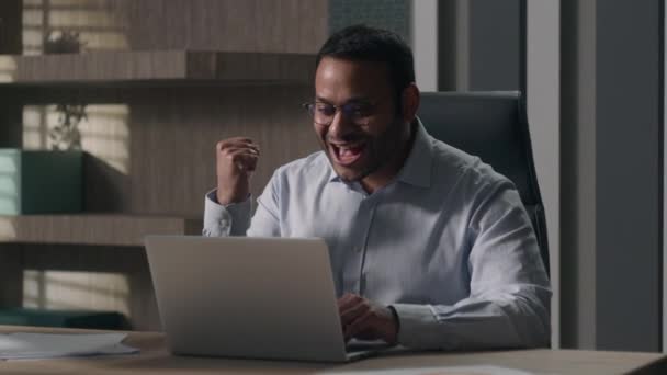 Empresário Indiano Feliz Homem Negócios Americano Ganha Laptop Aposta Animado — Vídeo de Stock