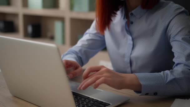 Gülümseyen Kafkasyalı Ofis Çalışanı Kız Memnun Kadını Bilgisayardaki Işini Bitirdi — Stok video