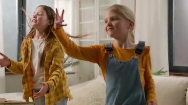 Roliga Aktiva Glada Barn Systrar Vänner Dansar Hemma Två Söta — Stockvideo
