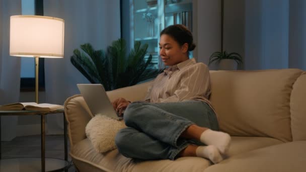Afroamerikanerin Mädchen Entspannen Auf Bequemen Couch Einkaufen Online Nacht Zeit — Stockvideo