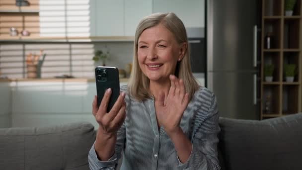 Mulher Caucasiana Idosa Feliz Sênior Falando Videochamada Usando Telefone Celular — Vídeo de Stock