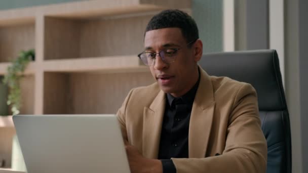 Afroamerikaner Mann Erschöpft Geschäftsmann Überarbeitete Online Job Auf Laptop Business — Stockvideo