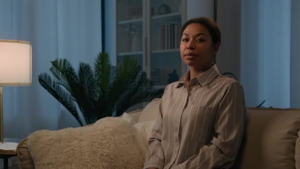 Weibliches Porträt Ethnische Frau Afroamerikanerin Auf Komfort Couch Der Nacht — Stockvideo