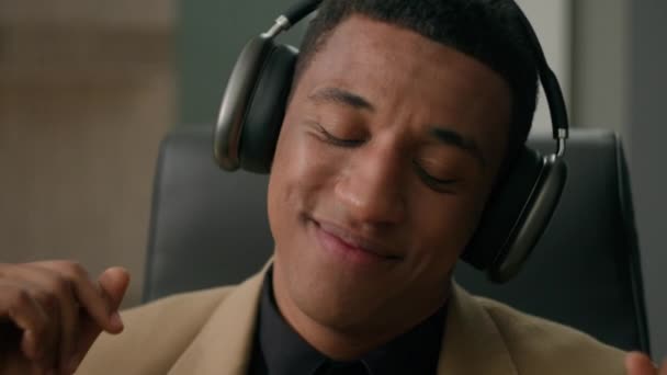 Despreocupado Hombre Afroamericano Relajado Hombre Negocios Feliz Los Auriculares Escuchar — Vídeos de Stock