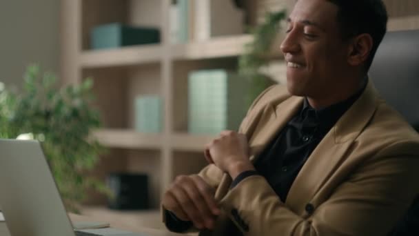 Chokeret Overrasket Glad Mandlig Forretningsmand Afrikansk Amerikansk Mand Forbløffende Vidunder – Stock-video