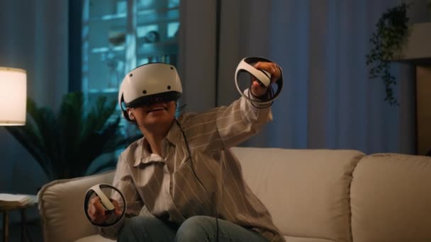 African American Woman Helmet Play Virtual Reality Game Happy Amazed — Stock Video