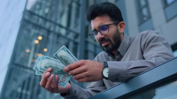 Homem Indiano Árabe Perturbado Proprietário Caixa Empresário Segurar Cem Dólares — Vídeo de Stock