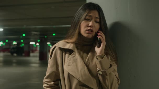 Αγχωμένη Αναστατωμένος Ασιάτισσα Κινέζα Κορεάτισσα Γιαπωνέζα Επιχειρηματίας Μιλάει Κινητό Τηλέφωνο — Αρχείο Βίντεο