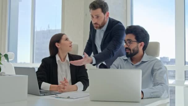 Diretor Líder Equipe Irritado Gritando Chefe Insatisfeito Discutindo Reunião Escritório — Vídeo de Stock