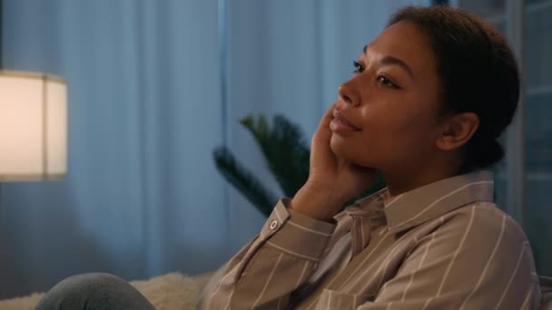 Porträt Nachdenklich Träumend Afroamerikanerin Ruhen Auf Sofa Dunklen Wohnzimmer Nachdenklich — Stockvideo