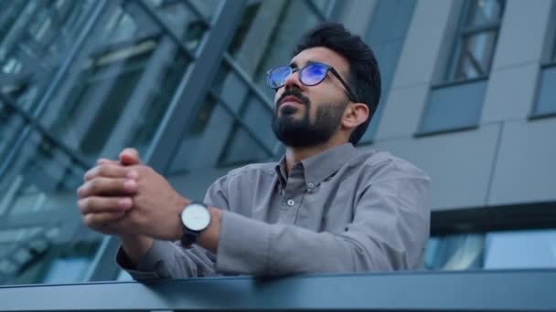 Арабська Людина Індійський Мусульманський Бізнесмен Хлопець Роботодавець Чекає Зустрічі Міському — стокове відео