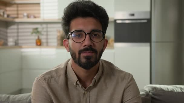Portré Mosolygós Arab Indiai Muszlim Közel Keleti Férfi Boldog Generációs — Stock videók