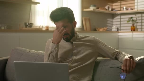 Indický Arab Muž Vyčerpaný Chlap Volné Noze Gauči Doma Kuchyně — Stock video