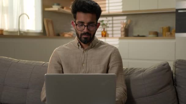 アラビア語インド人ビジネスマンフリーランサー作業ノートパソコンから家庭用キッチン不満男上のソファ手を振ってインデックス指負の警告サインはありません警告ジェスチャー注意禁止同意拒否 — ストック動画