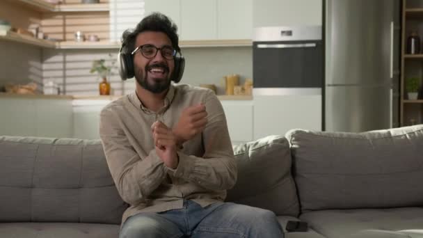 Αστείος Ινδός Άραβας Άνθρωπος Ακούστε Μουσική Στα Ακουστικά Στην Κουζίνα — Αρχείο Βίντεο
