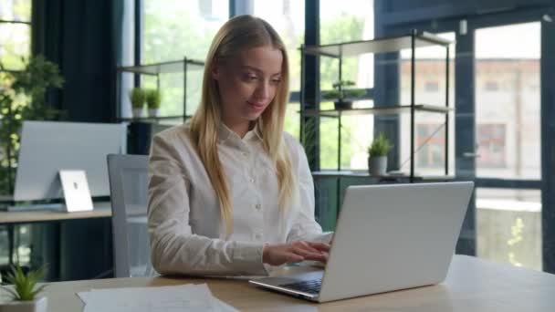 Projesiyle Uğraşan Beyaz Bir Kadın Ofisteki Dizüstü Bilgisayarında Posta Yazıyor — Stok video