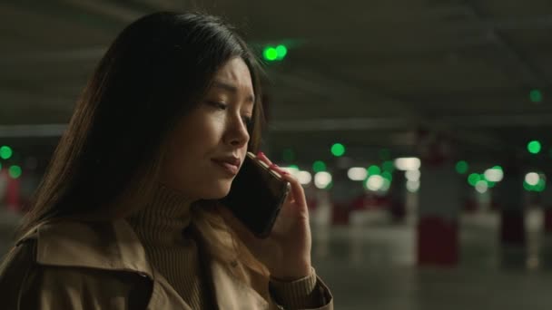 Bezorgd Boos Aziatische Vrouw Praten Mobiele Telefoon Parkeerplaats Bellen Bezorgd — Stockvideo