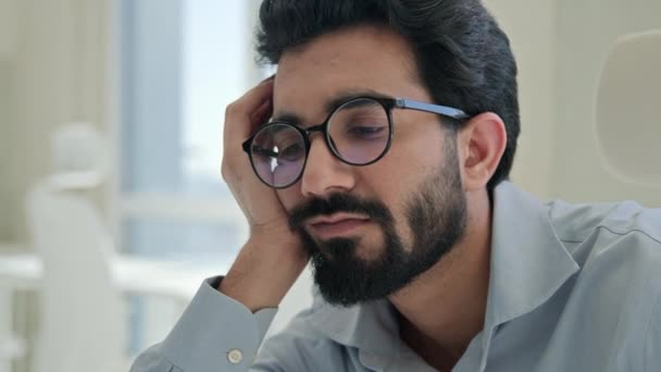 Líný Unavený Kancelář Pracovník Indický Člověk Chlap Ospalý Unavený Znuděný — Stock video