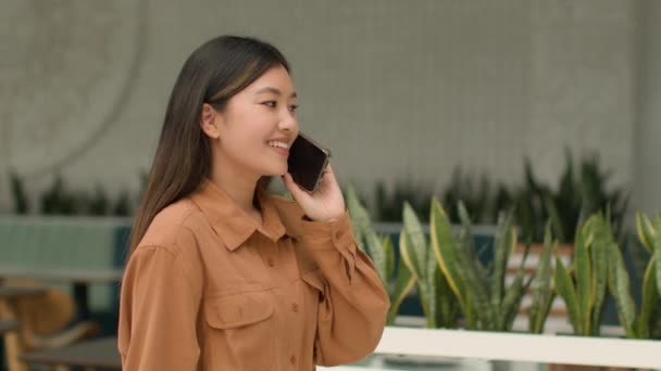 Vista Lateral Empresaria Asiática Sonriente China Coreana Japonesa Chica Mujer — Vídeo de stock