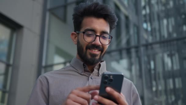 Felice Vincitore Eccitato Arabo Uomo Affari Indiano Musulmano Utilizzando Smartphone — Video Stock