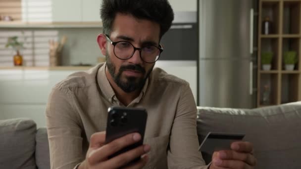 소파에 아라비아 인도인 온라인 한도에 고객을 혼란스럽게 만들었습니다 휴대폰 사용하고 — 비디오