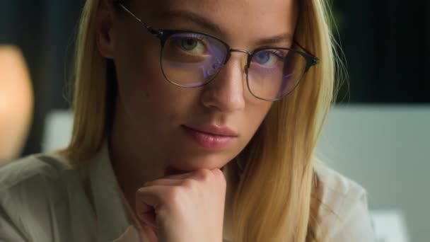 Retrato Caucásico Chica Seductora Cara Mujer Inteligente Gafas Gafas Reflexión — Vídeos de Stock