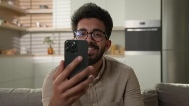 Улыбающийся Арабский Индиец Владелец Недвижимости Домовладелец Говорить Мобильный Телефон Видео — стоковое видео