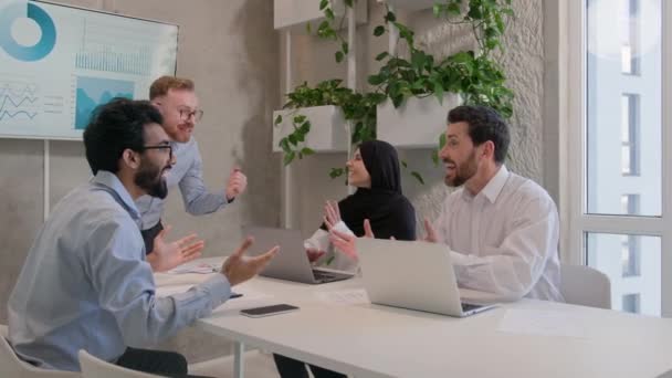 동료들은 승리하는 축하하며 하이재 브에서 사업가들 여성들 회의실에서 일하는 — 비디오