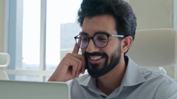笑顔インドのアラビア人男性幸せなイスラム教徒のビジネスマンのマネージャーオフィスの職場での雇用主は ノートパソコンの画面で電子メールを読む良いニュースおもちゃの笑顔男性プロの労働者は成功ビジネスの成果を獲得 — ストック動画