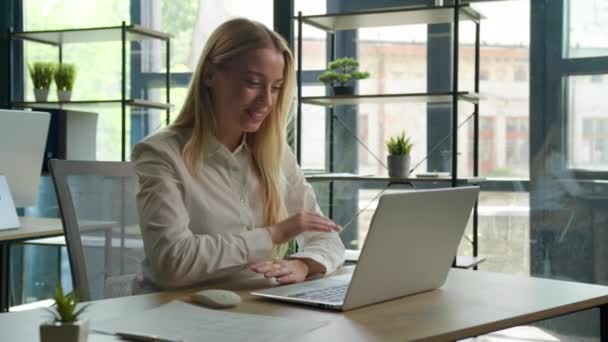 笑顔白人女性がノートパソコンでビデオ通話を話す女性学生勉強Eラーニングオンラインクラス陽気なビジネス女性交渉ビジネス相談仮想会議リモートチャットを通信します — ストック動画