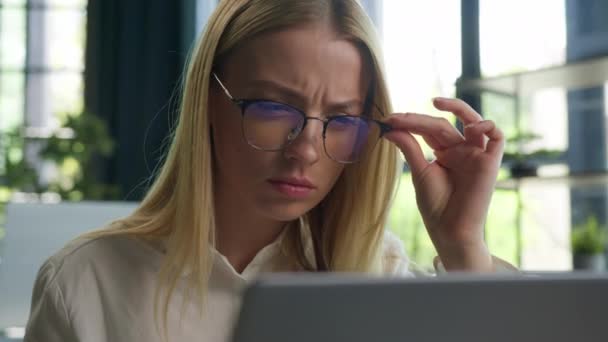 Confuso Mulher Negócios Caucasiana Óculos Menina Empresária Empregado Tirar Óculos — Vídeo de Stock