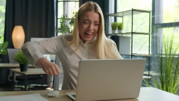 オフィスでのオンラインビジネスの成功を祝うラップトップで働くビジネス女性の興奮した女の子の女性の勝者は オフィスでの仕事の機会利益を得る成果良いニュース勝利悲鳴幸せな — ストック動画