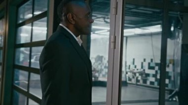 Kafası karışmış umutsuzluk, kapalı cam kapıya bakan Afro-Amerikan 'ı hayal kırıklığına uğrattı. Endişeli etnik erkek, boş, karanlık otoparkta kaybolmuş, endişeli, umutsuz.