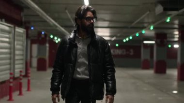 Kafası karışmış Arap erkek işadamı yeraltı otoparkında yürüyor. Kiralık araba arayan Hintli adam, araç paylaşım aracı bulamıyor. Yolculuk için araç arıyor.