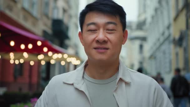 Close Asiático Mediana Edad Hombre Hombre Negocios Mirando Cámara Sonriendo — Vídeos de Stock