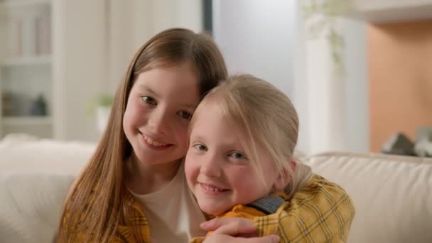 Δύο Χαρούμενα Χαριτωμένα Χαμογελαστά Καυκάσια Παιδιά Μικρά Κορίτσια Αδελφές Φίλες — Αρχείο Βίντεο