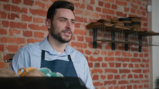 Lächelnd Freundlich Kaukasischen Mann Kellner Professionelle Barista Barkeeper Café Mitarbeiter — Stockvideo