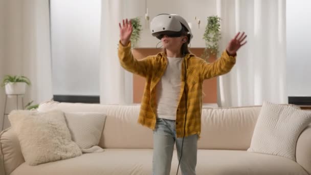 재밌는 아이가 온라인 비디오 게임을 헤드셋을 거실에서 안경을 사이버 공간을 — 비디오