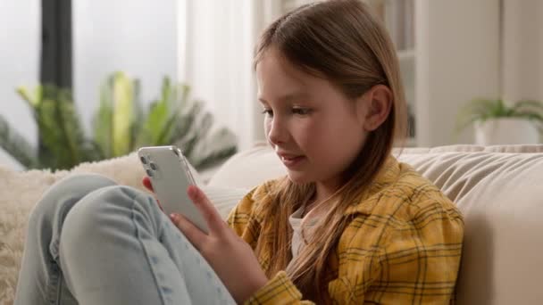 Sorrindo Menina Feliz Criança Enviando Mensagem Verificando Mail Usando Telefone — Vídeo de Stock