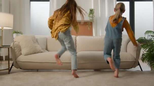 Zwei Fröhliche Lustige Kaukasische Kinder Mädchen Schwestern Kinder Freunde Laufen — Stockvideo