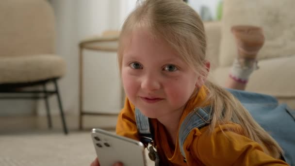 Close Cute Kaukasia Gadis Kecil Tergeletak Lantai Ruang Tamu Menggunakan — Stok Video
