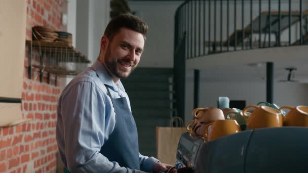 Χαμογελώντας Καυκάσιος Σερβιτόρος Επαγγελματίας Μπάρμαν Barista Κάνει Καφέ Πίσω Από — Αρχείο Βίντεο