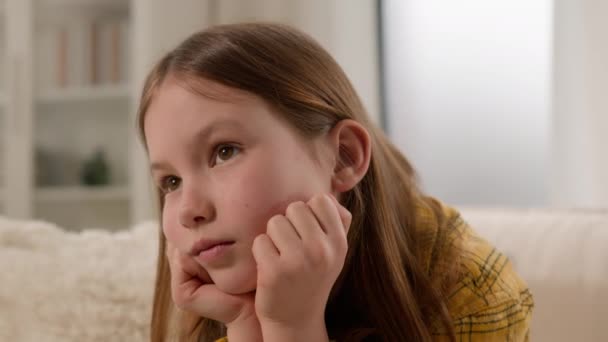 Nahaufnahme Unglücklich Gelangweilt Bestraft Kaukasischen Kind Mädchen Traurige Langeweile Hause — Stockvideo
